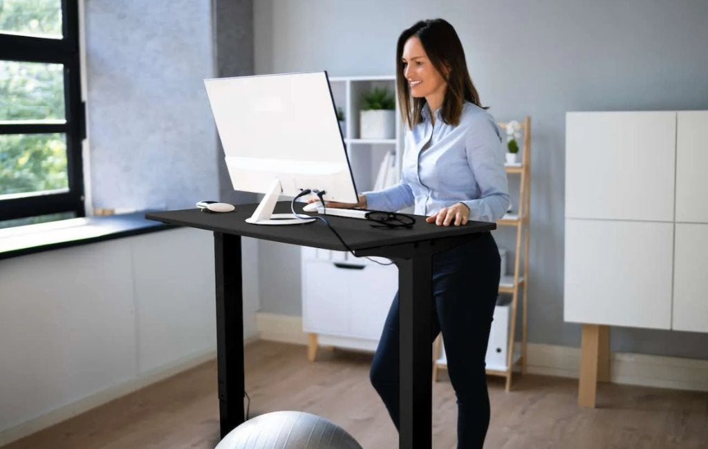 Feel Furniture – Elektrisch verstelbaar bureau, Ophalen, Hout, Nieuw, 70 cm