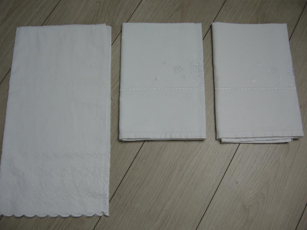 2 Witte baby lakentjes geborduurd + ajour gordijn €7.50, Kinderen en Baby's, Kinderkamer | Bedden, Zo goed als nieuw, Minder dan 140 cm