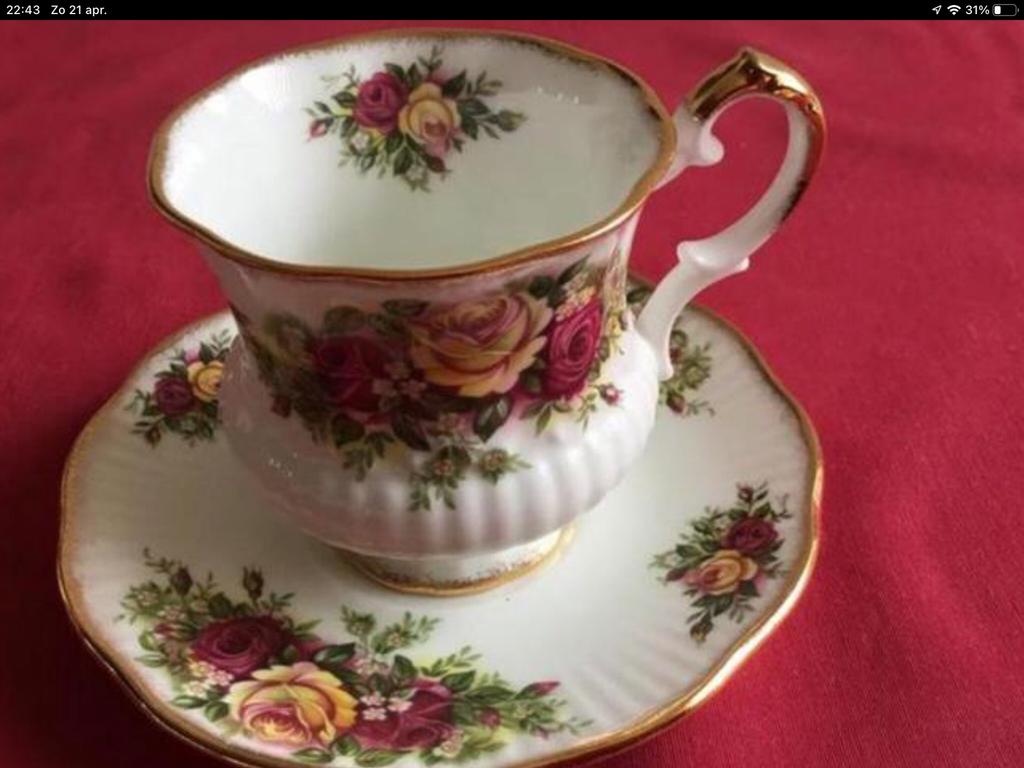 Elizabethan The Rose kopje en schotel, Antiek en Kunst, Antiek | Servies los, Ophalen of Verzenden