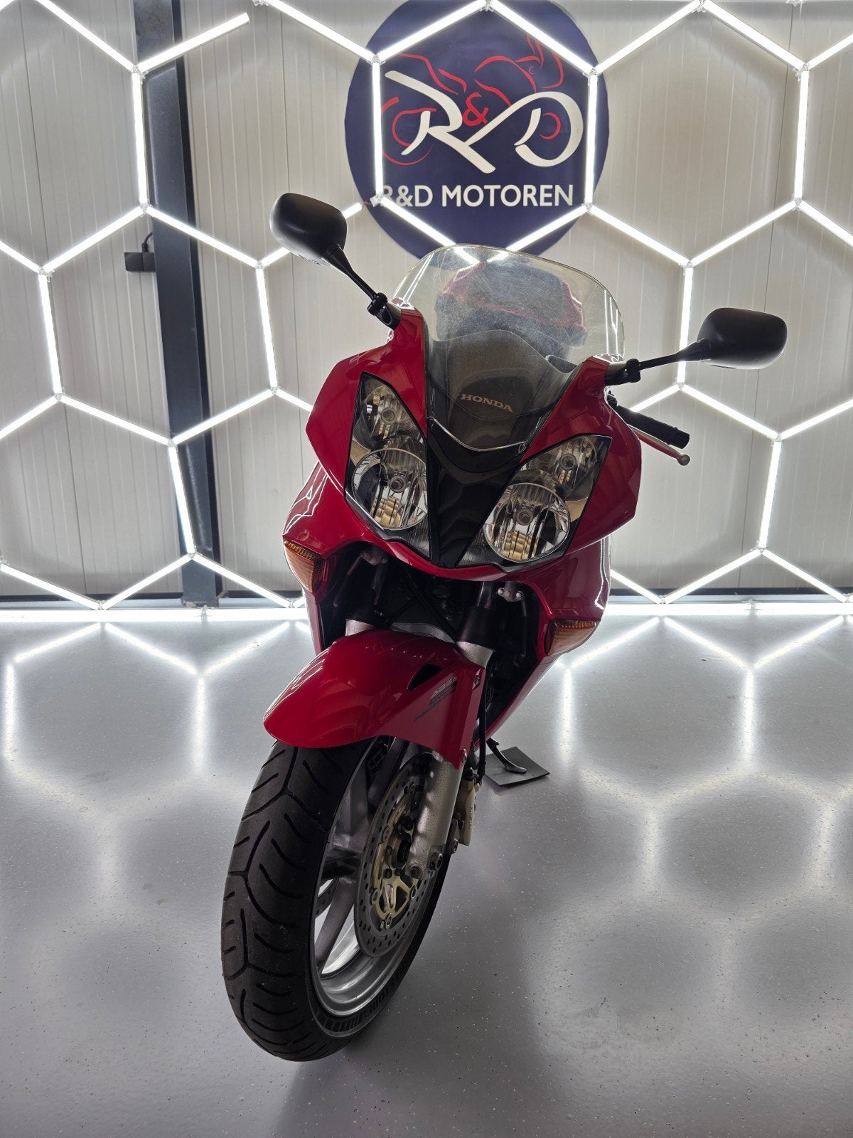 Honda VFR800 VTEC - Sportieve Toermotor met Koffers, Toermotor, Minimaal motorrijbewijs A2, Handgeschakeld, Info@honda.nl