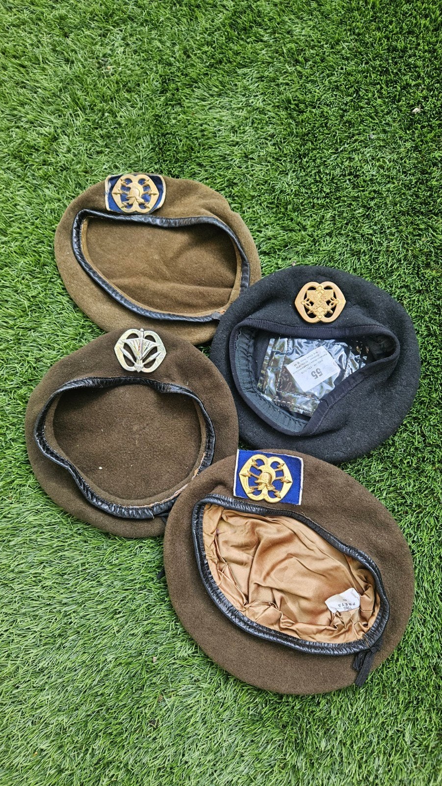 Diverse militaire baretten met emblemen, Ophalen of Verzenden, Overige soorten, Overige gebieden, Helm of Baret