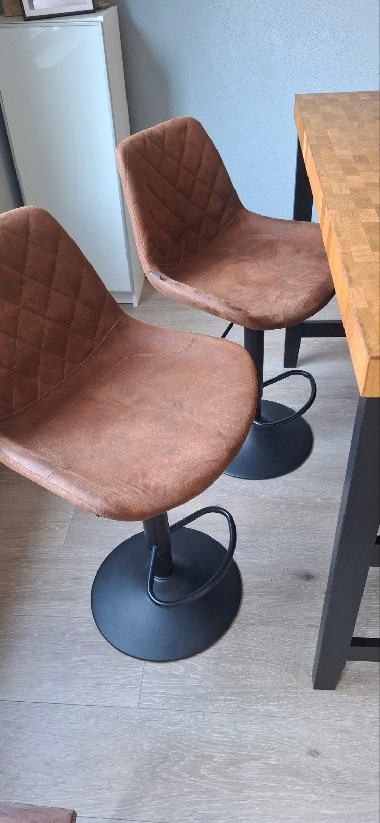 2x Haco barkrukken cognac kleur met zwart frame, Huis en Inrichting, 2 krukken, Ophalen, 60 tot 90 cm
