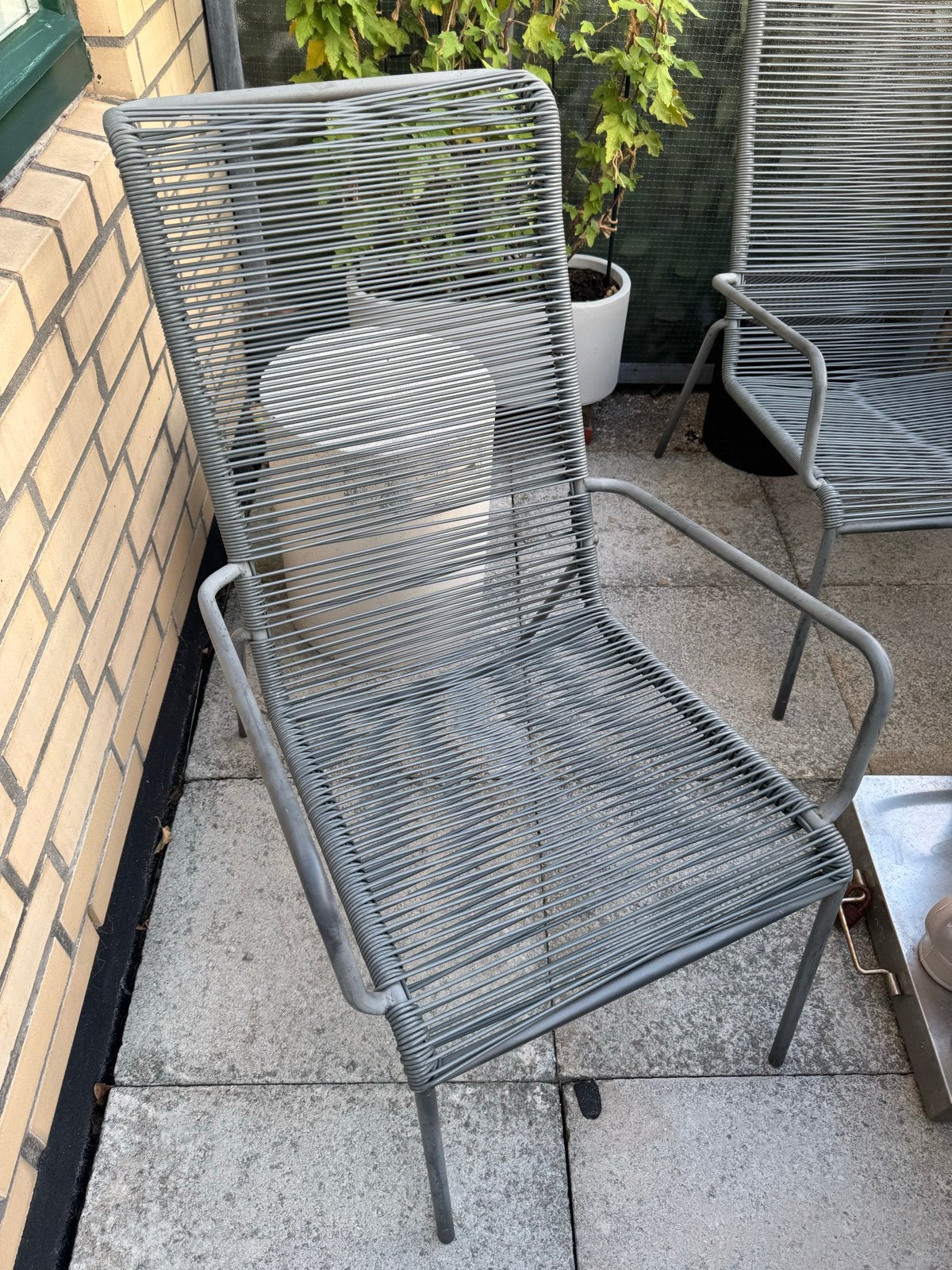 2 grijze tuinstoelen    2 voet bankjes 50,- euro ., Ophalen, Gebruikt, Metaal, Stapelbaar