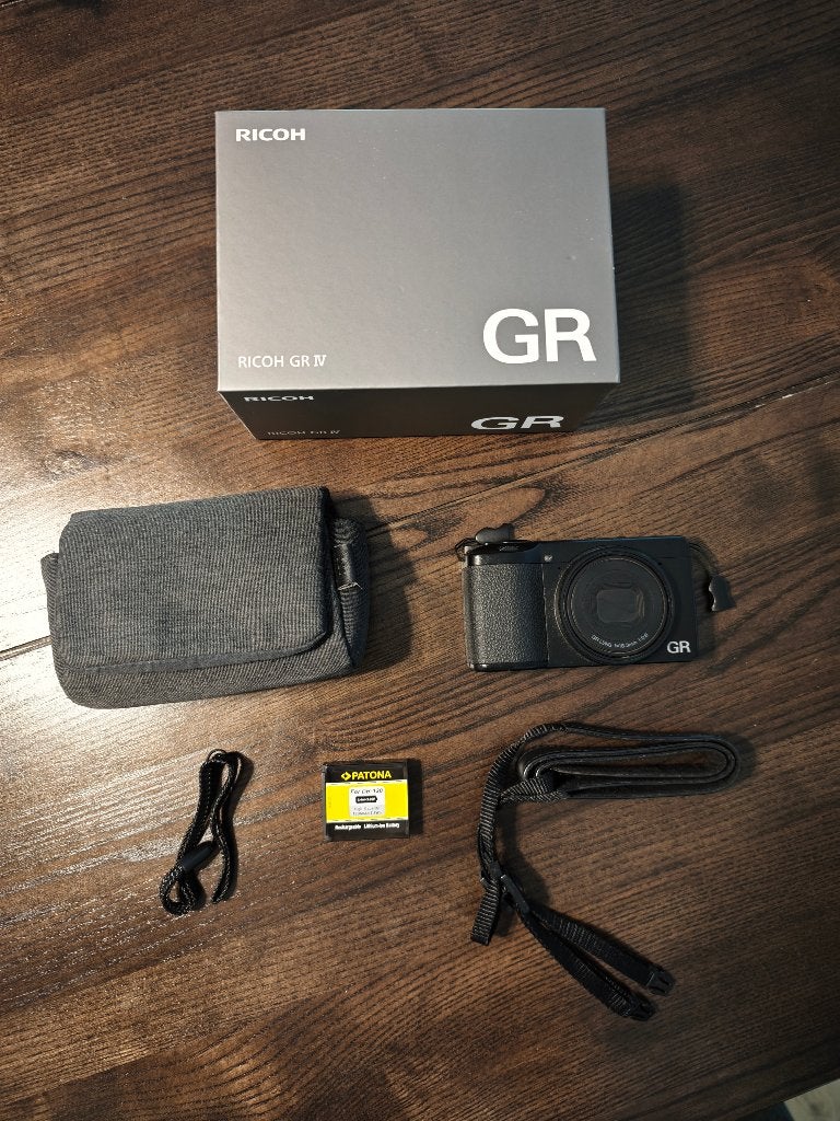 Ricoh GR IV + extra batterij + doos + accessoires, Accu, Ophalen of Verzenden, Zo goed als nieuw, Compactcamera