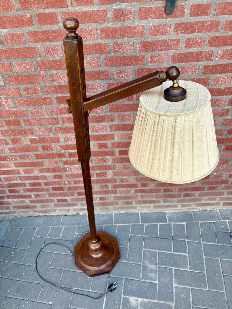 Oude houten vloerlamp met stoffen kap, Ophalen