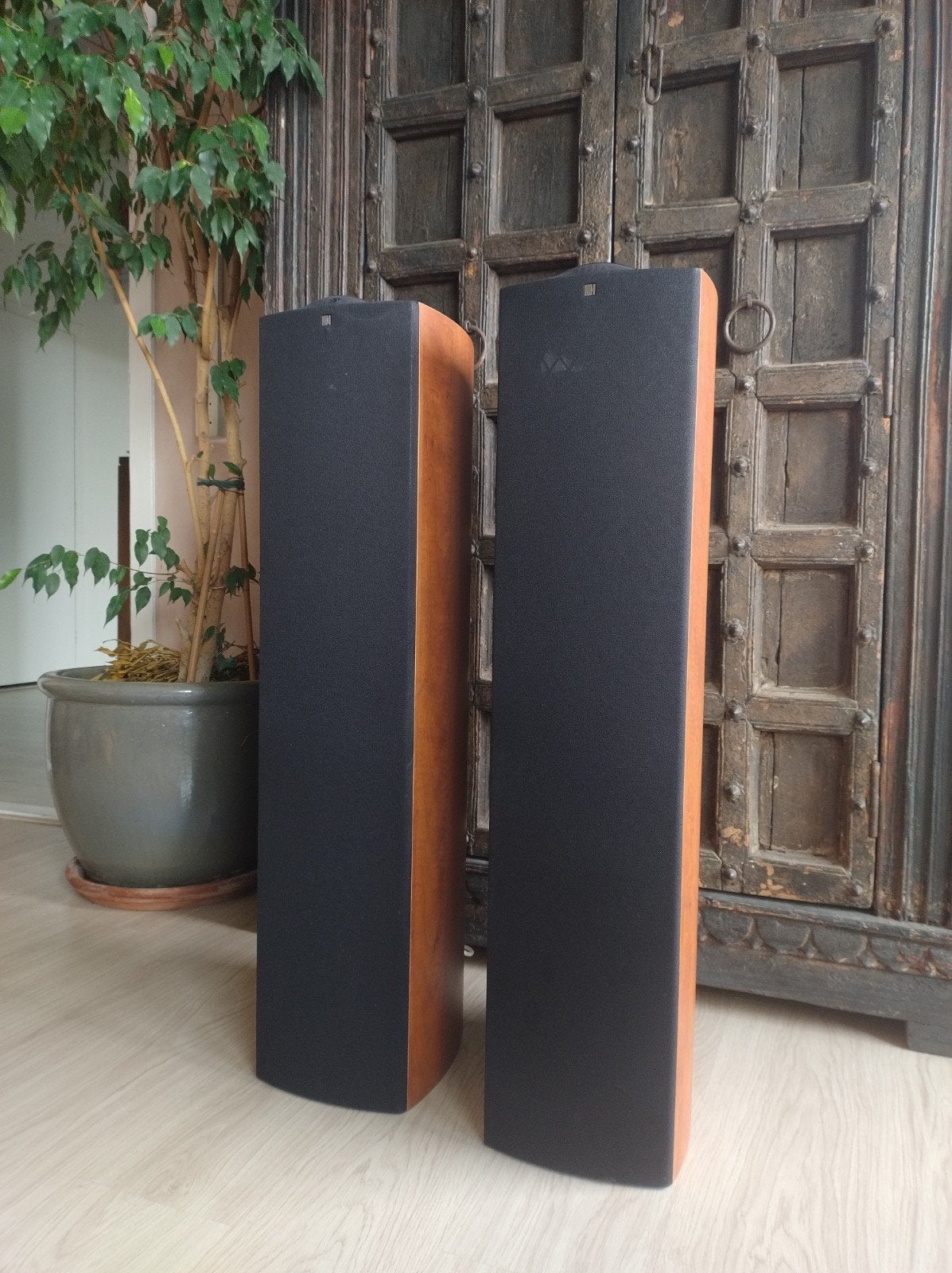 KEF IQ9 luidsprekers in uitstekende staat., Zo goed als nieuw, 120 watt of meer, Front, Rear of Stereo speakers, Ophalen