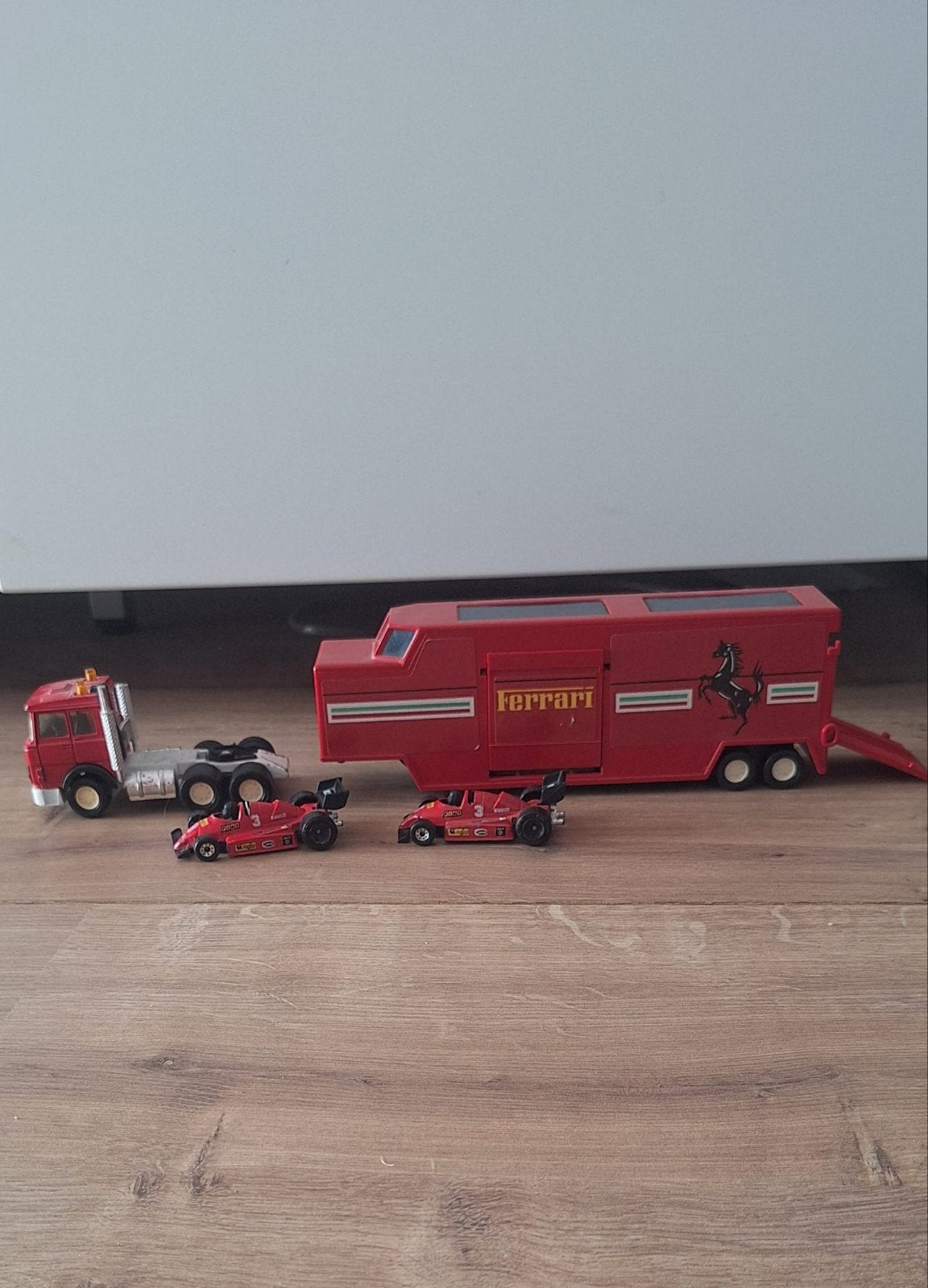 Matchbox Ferrari Transporter met 2 F1 Racers (1980/1984), Ophalen of Verzenden, Zo goed als nieuw