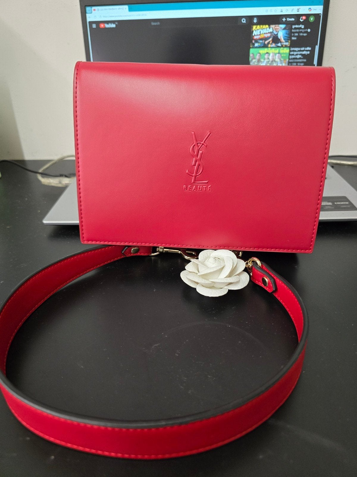 it is a gift bag from cosmetic shop, new without box. Make u, Ophalen of Verzenden, Rood