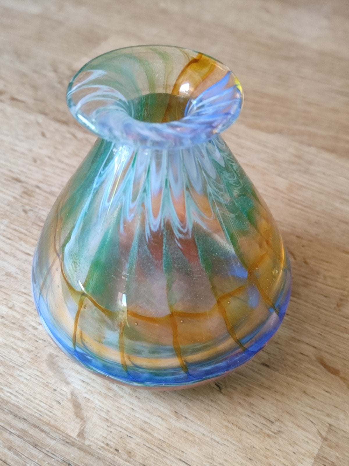 Gesigneerd bijzonder vaasje, Antiek en Kunst, Antiek | Glas en Kristal, Ophalen of Verzenden