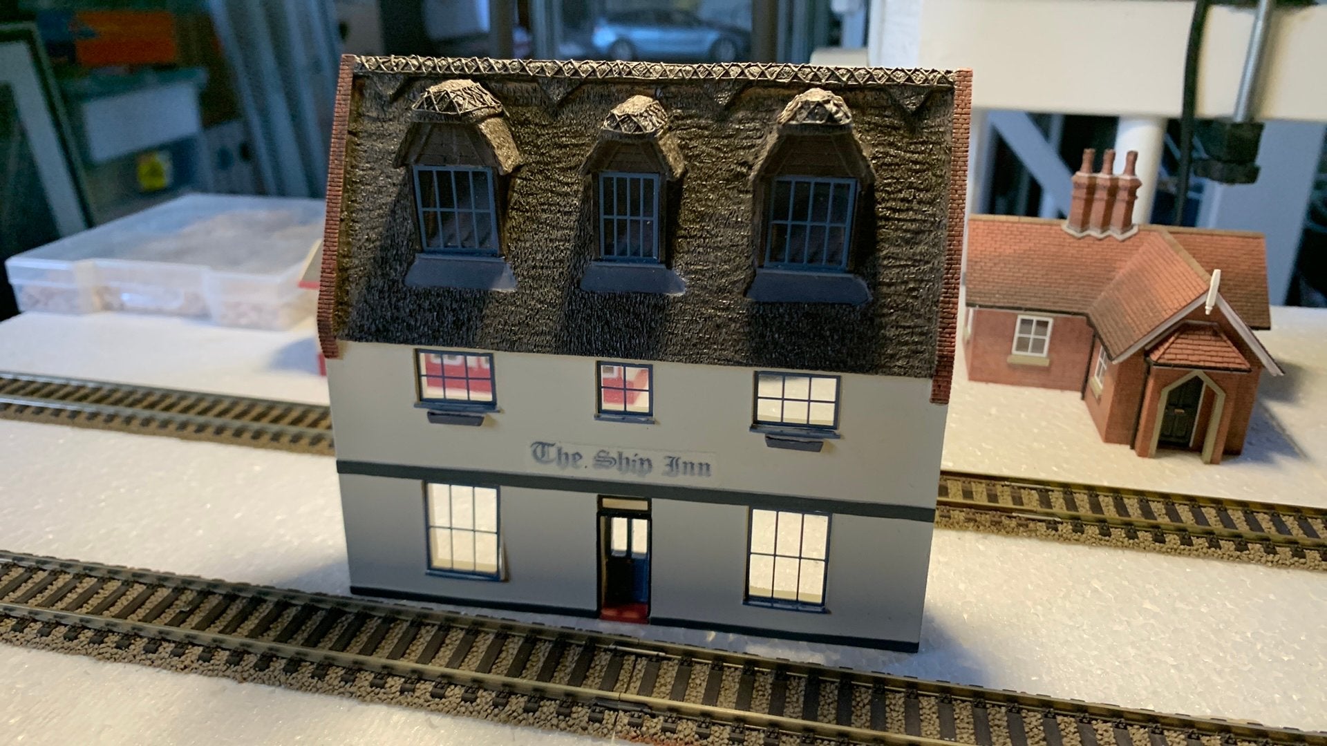 Bachmann OO The ship inn ( half relief), Ophalen of Verzenden, Zo goed als nieuw, Brug, Tunnel of Gebouw, Overige merken