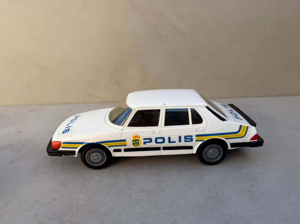 1/20 Stahlberg Saab 900 turbo polis zeldzaam v-21, Hobby en Vrije tijd, Modelauto's | 1:24, Ophalen of Verzenden, Zo goed als nieuw