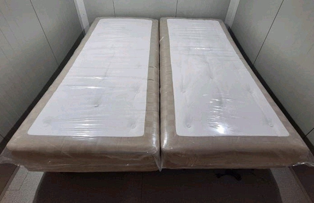 Kingsize Hästens boxspring 220cm lang en 210cn breed zgan, Ophalen, Zo goed als nieuw, Tweepersoons, 210 cm