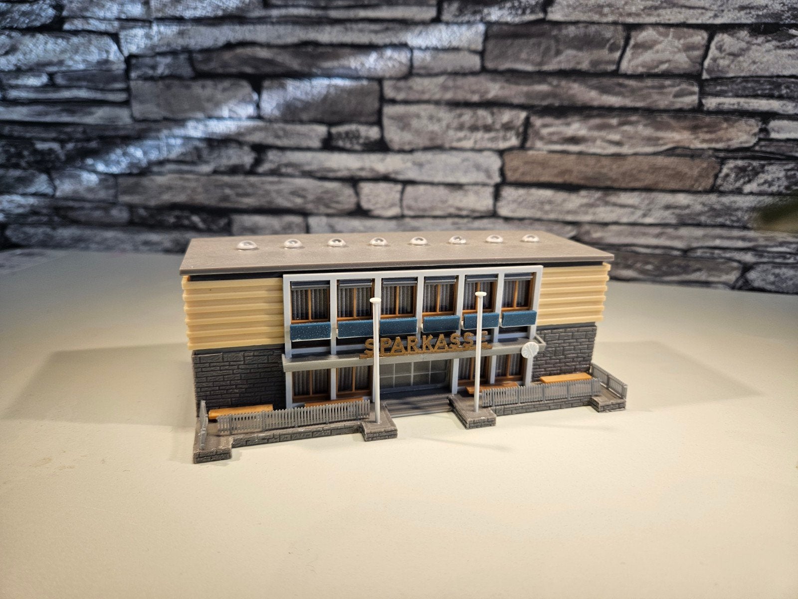 Sparkasse bankgebouw N spoor trein 1:160, Hobby en Vrije tijd, Modeltreinen | N-Spoor, Overige merken, Gebruikt, Gelijkstroom of Wisselstroom