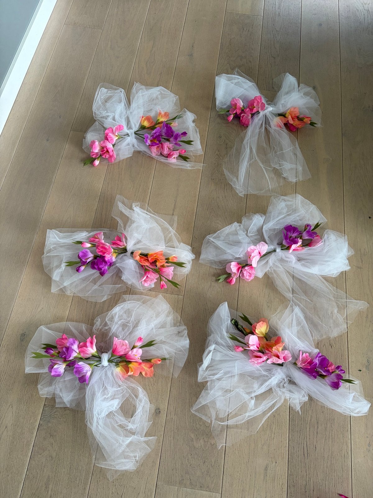 Decoratie tule met kunstbloemen voor bruiloft of feest, Ophalen of Verzenden, Nieuw, Versiering, Geboorte of Huwelijk