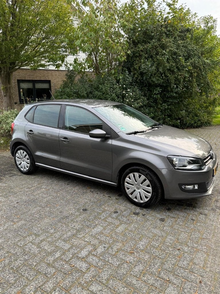 Volkswagen Polo 1.2 51KW 2010 Grijs, Auto's, Voorwielaandrijving, Verwarmde buitenspiegels, 40 €/maand, 1198 cc