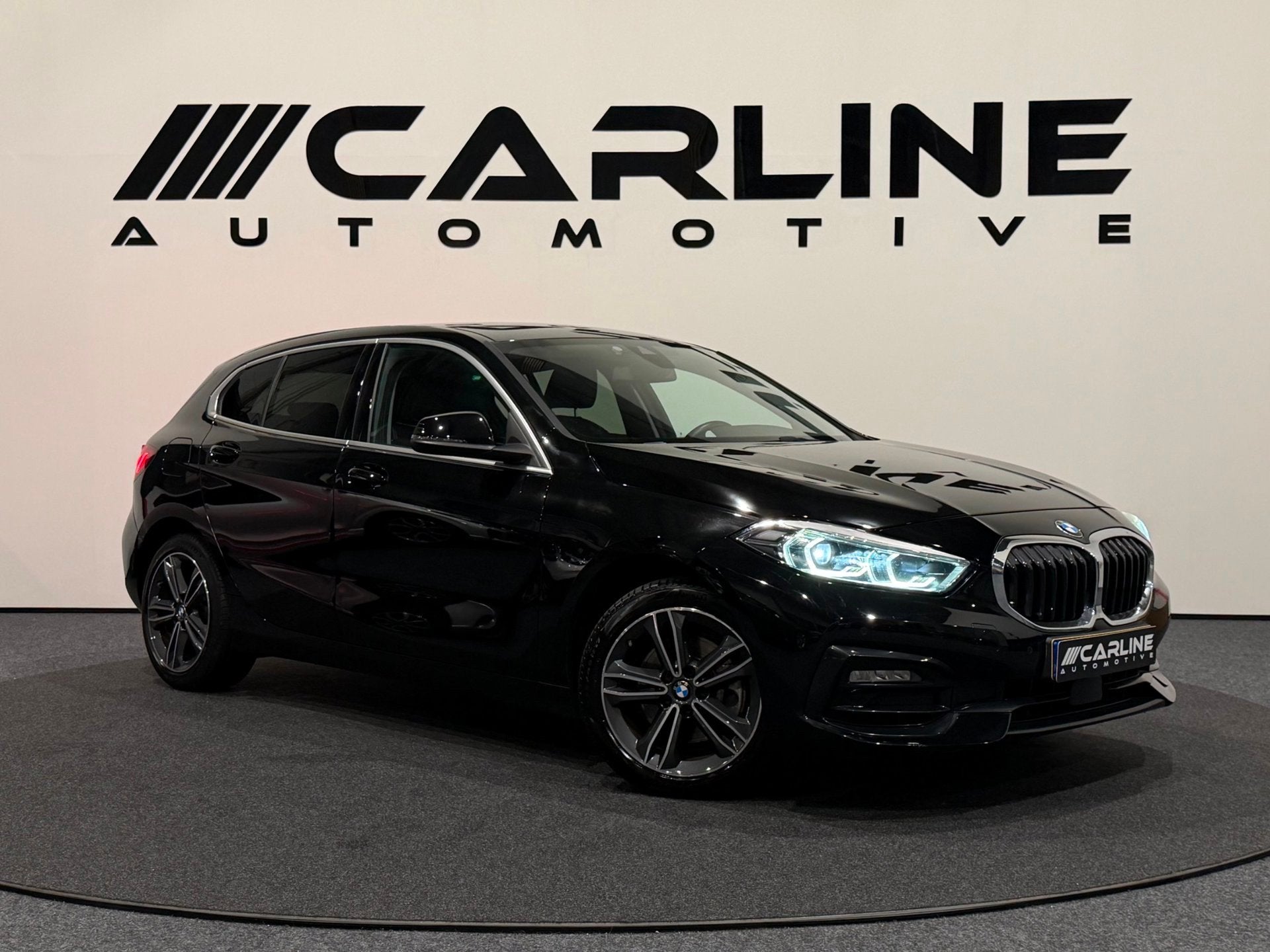 BMW 1-serie 118i Introduction Edition AUT. VIRTUAL SFEERVER., Auto's, BMW, 136 pk, Gebruikt, Automatische klimaatregeling, Zwart