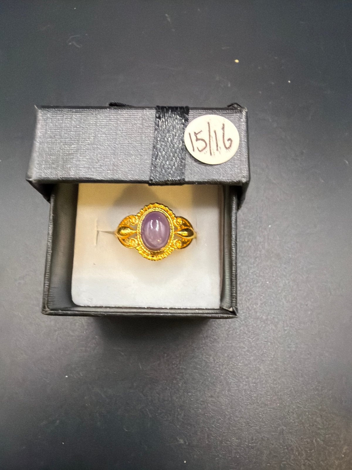 Ring van verguld messing met paarse edelsteen, Ophalen of Verzenden, Zo goed als nieuw, X, Dame of Heer