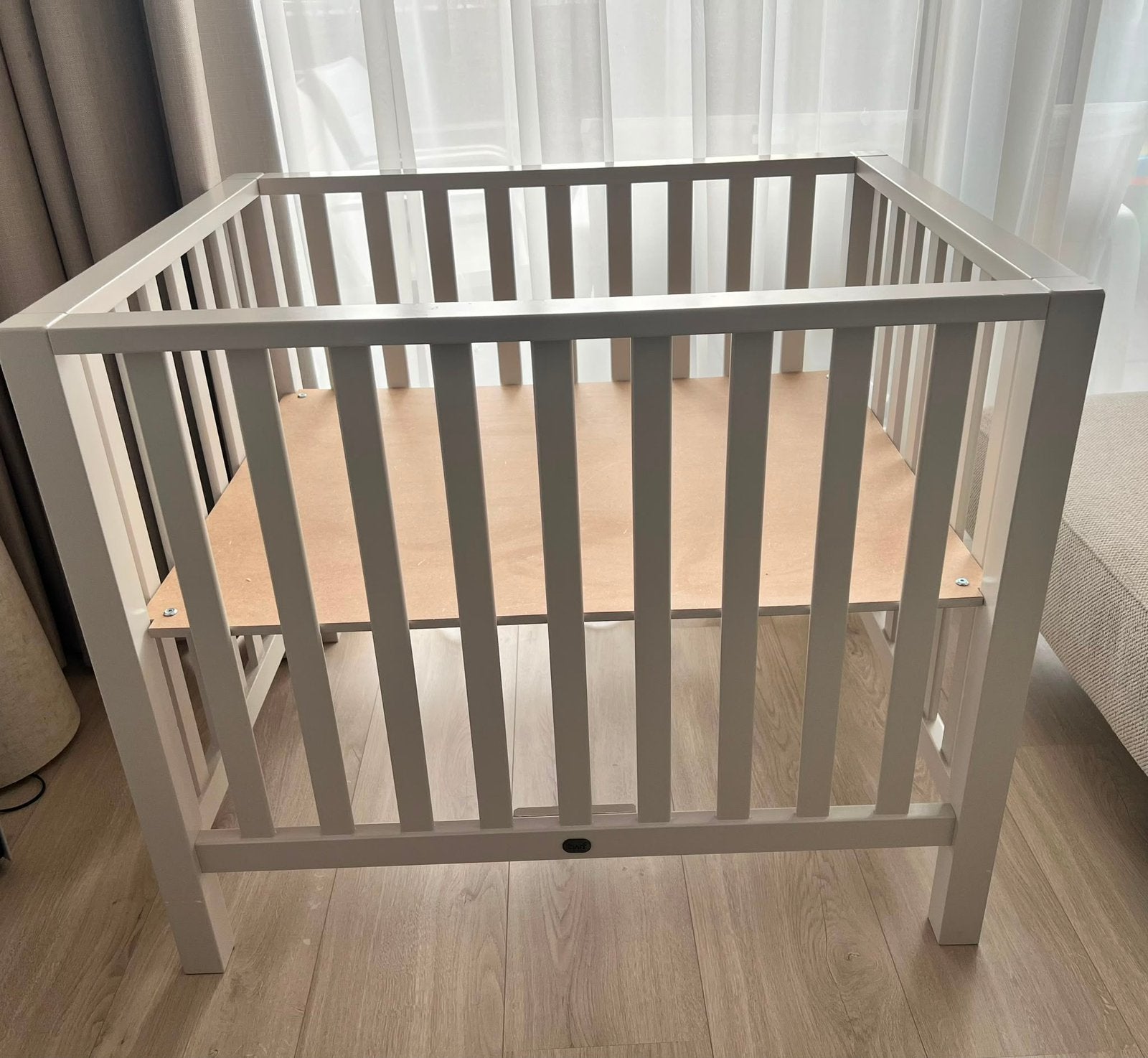 Houten Babybox in Taupe in goede staat, Ophalen, Zo goed als nieuw, Vierkant, Boxkleed