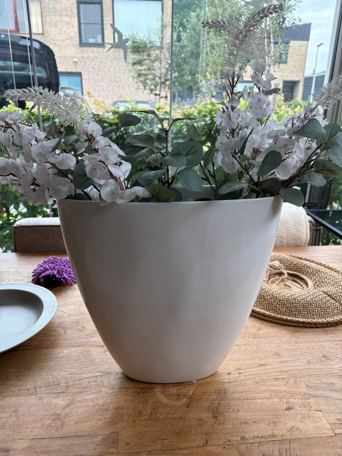 Witte vaas met zijden bloemen (beschadigingen), Ophalen, Gebruikt, Inclusief decoratie, Wit
