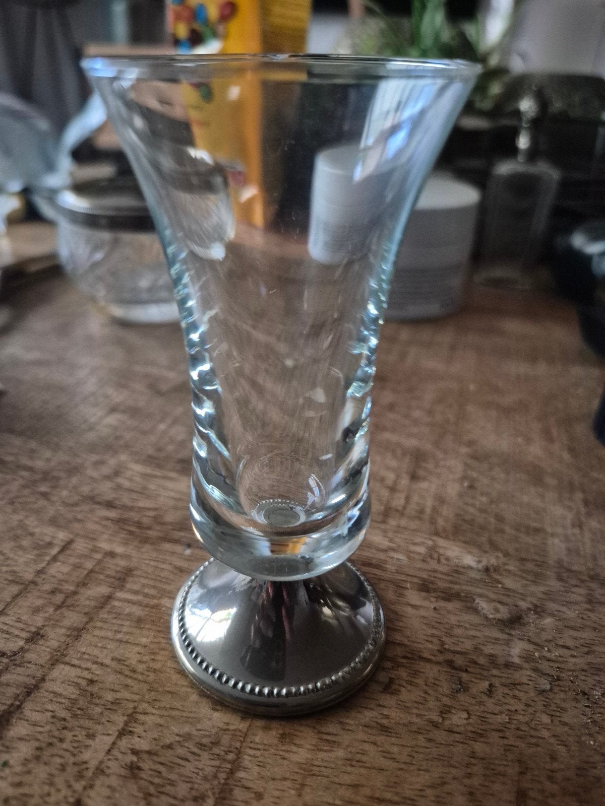 Decoratieve Glazen Vaas met Zilverkleurige Voet, Antiek en Kunst, Ophalen of Verzenden