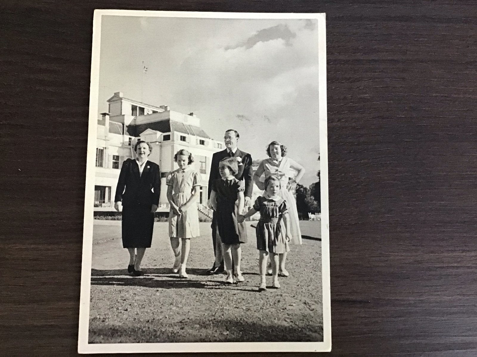 Foto Koninklijke Familie Juliana, Bernhard en dochters 1953, Ophalen of Verzenden, Gebruikt, Nederland, Kaart, Foto of Prent