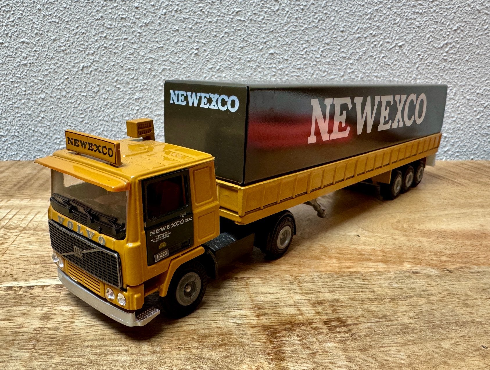 #1 Tekno Volvo F10 met huiftrailer firma Newexco, Hobby en Vrije tijd, Modelauto's | 1:50, Ophalen of Verzenden, Zo goed als nieuw