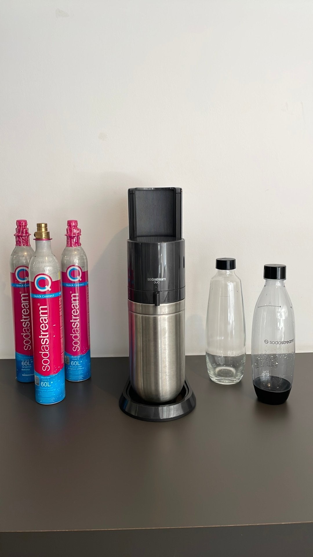 Sodastream duo + 3 volle cilinders + glazen en plastic fles, Ophalen, Zo goed als nieuw