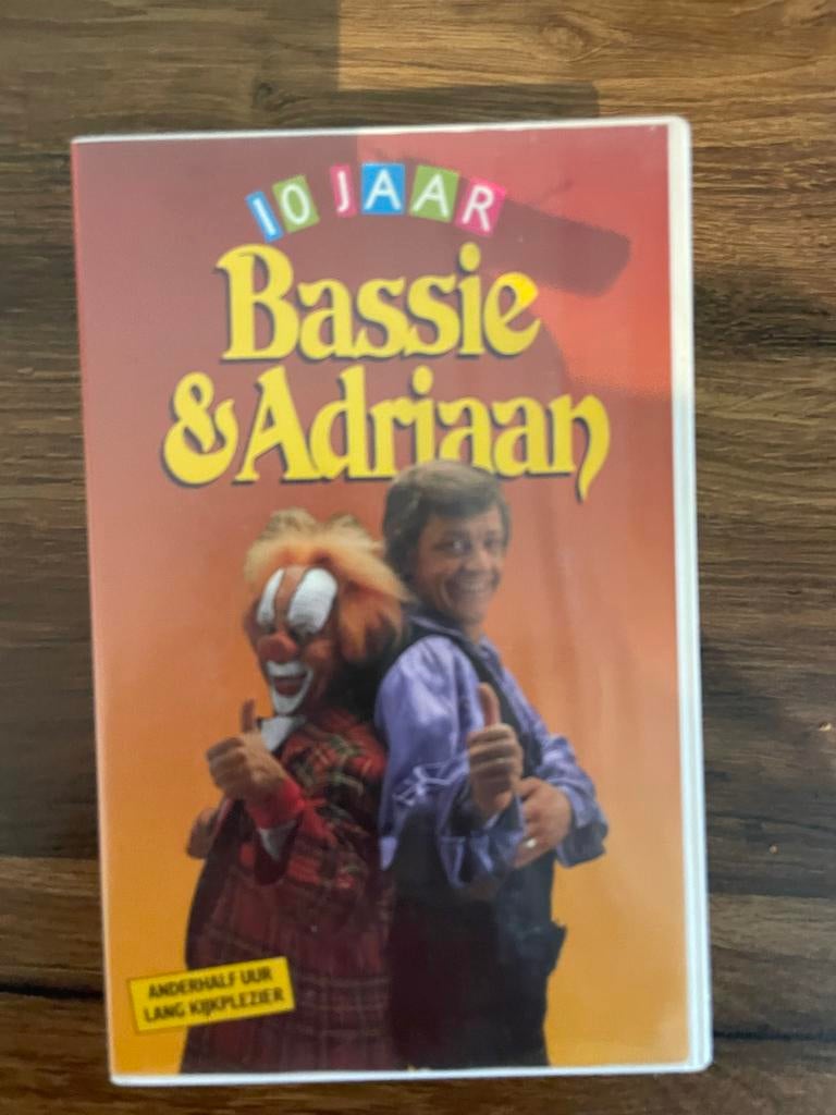 10 Jaar Bassie & Adriaan Videoband - Het beste duo!, Alle leeftijden, Ophalen of Verzenden, Gebruikt, Overige genres