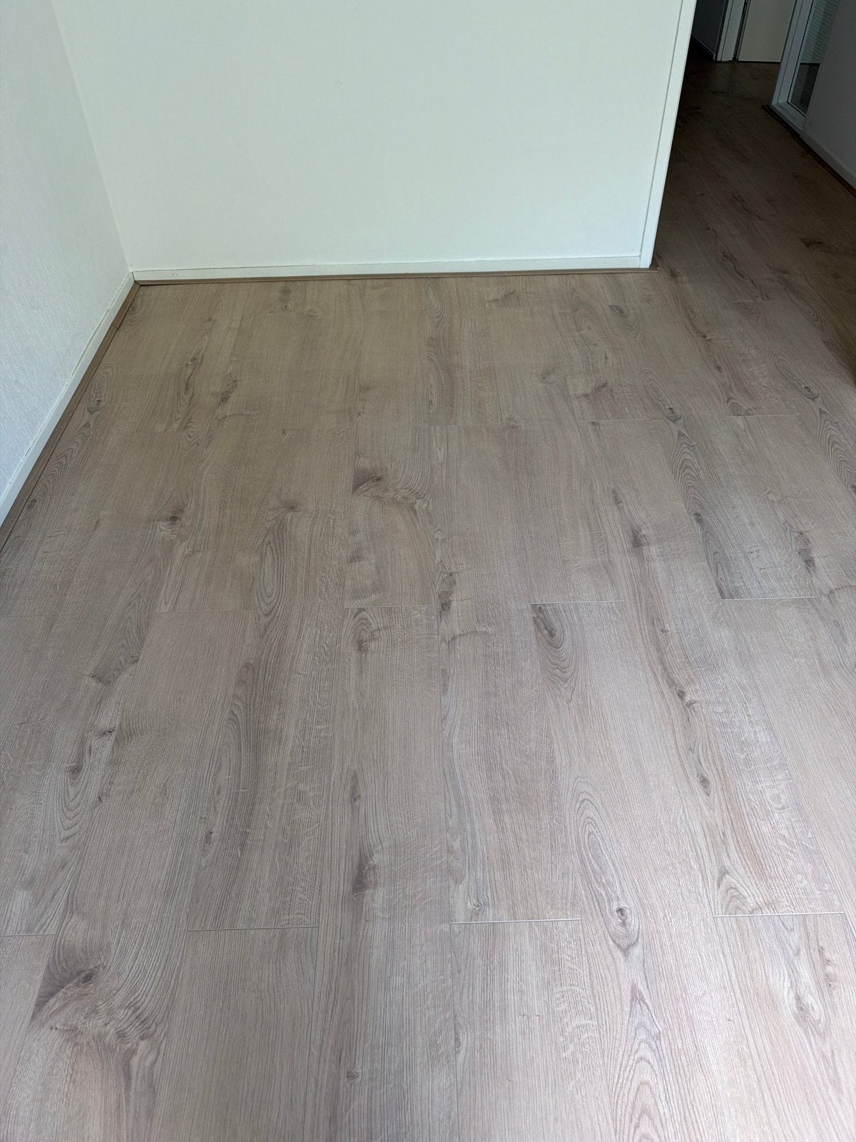 Laminaat Village wit geolied eiken - 2 jaar oud max . 60 m2., Gebruikt, 50 tot 150 cm, Ophalen of Verzenden, 10 m² of meer