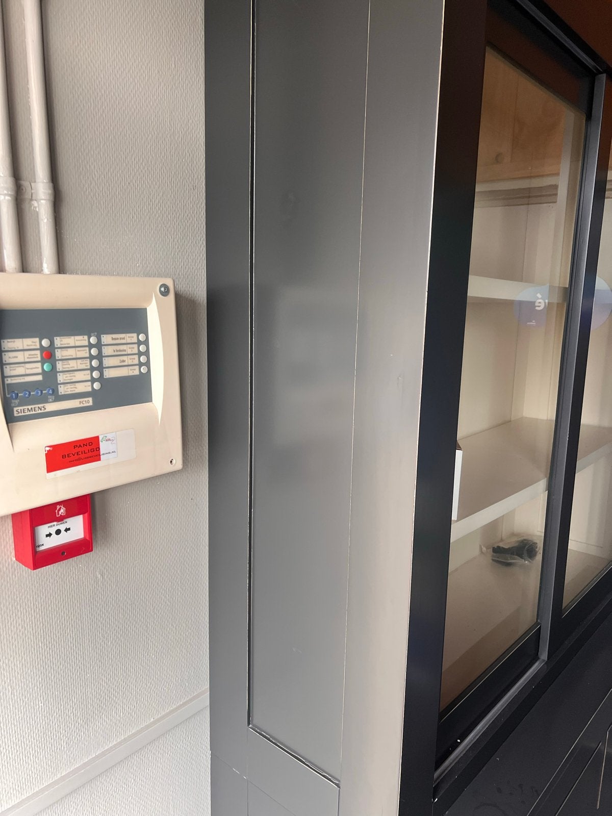 Foto 7 van Donkergrijze vitrinekast met schuifdeuren en lades