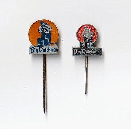 2 agrarische  spelden van Big Dutchman, lees verder, Ophalen of Verzenden, Gebruikt, Overige onderwerpen, Speldje of Pin