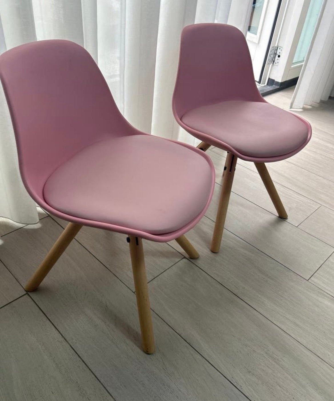 2 Roze kinderstoelen  met Houten Poten, Huis en Inrichting, Stoelen, Twee, Overige kleuren, Ophalen of Verzenden, Zo goed als nieuw