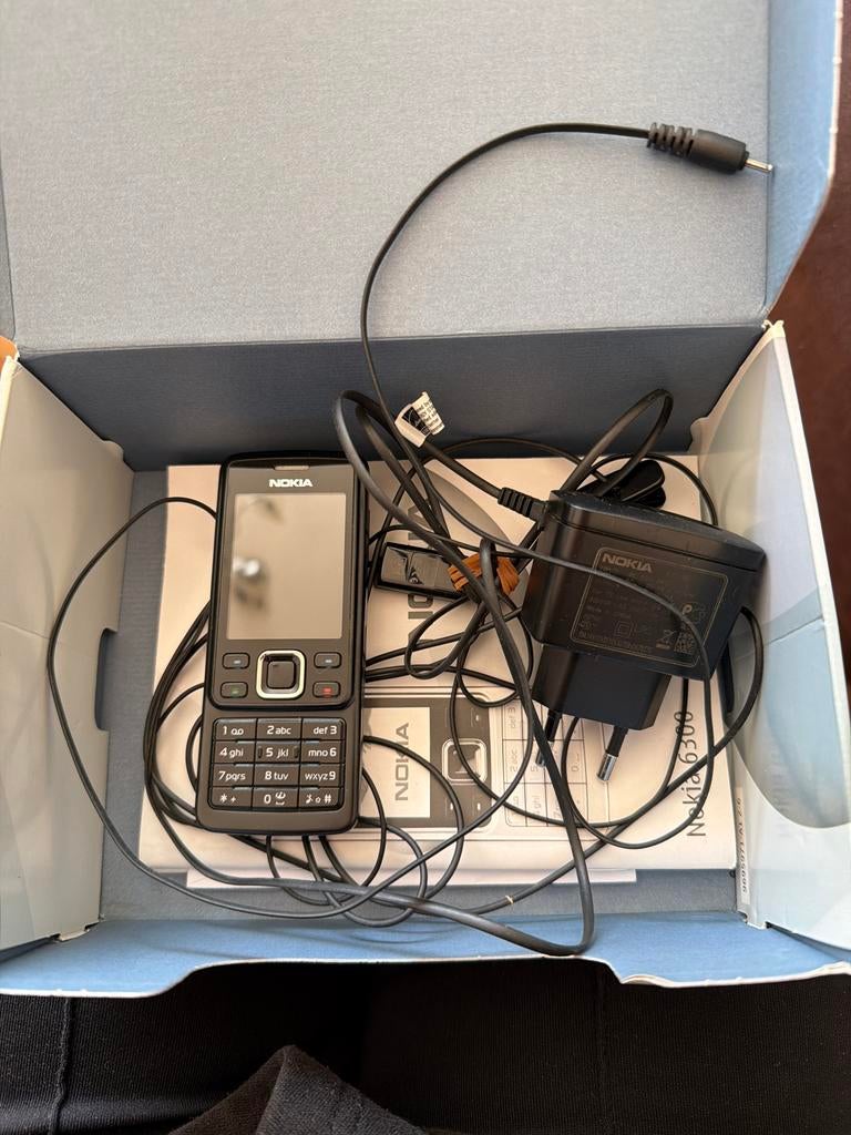 Nokia 6300 met oordopjes, lader en in doos, Zwart, Fysiek toetsenbord, Nieuw, Ophalen of Verzenden