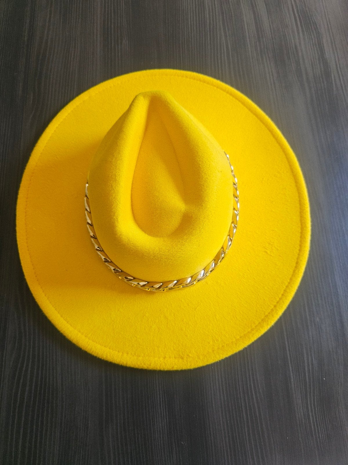 Stijlvolle Gele Hoed met Gouden Ketting - One Size, Kleding | Dames, Hoeden en Petten, Hoed, One size fits all, Ophalen of Verzenden