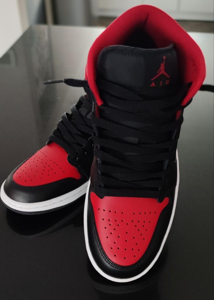 Nike Air Jordan 1 Mid Zwart/Rood - Maat 43, Zwart, Nike, Nieuw, Ophalen of Verzenden