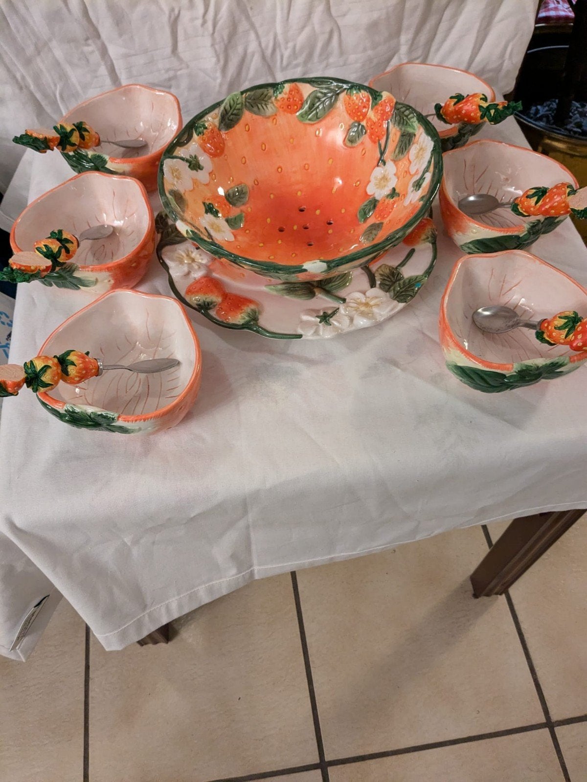 Aardbeien servies set - schaal, bord en 6 kommen met lepels, Huis en Inrichting, Ophalen