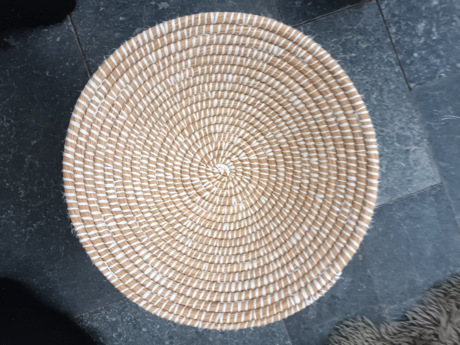 Decoratieve rieten mand . Handgemaakt, Ophalen of Verzenden, Rond, Hout