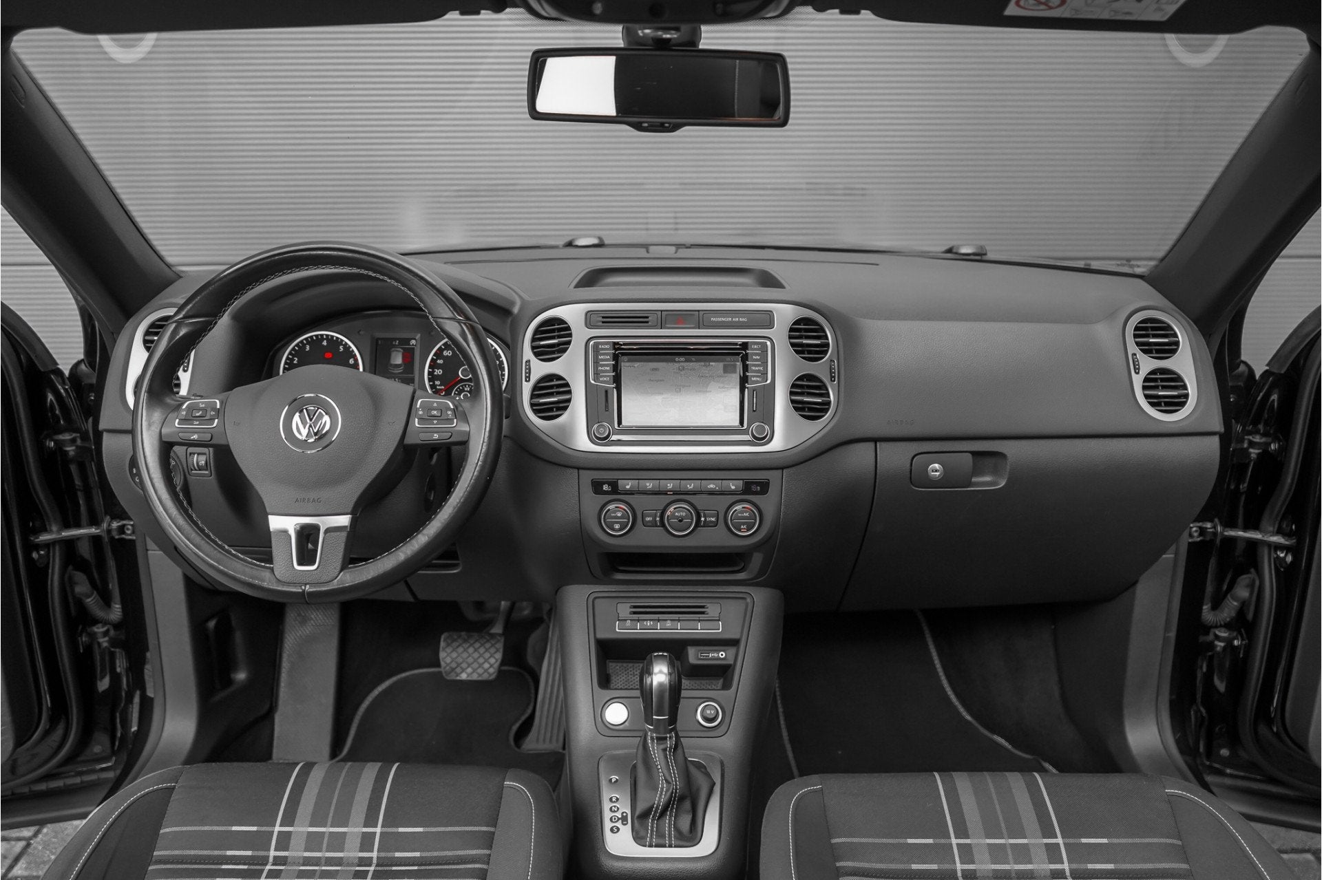 Volkswagen Tiguan 1.4 TSI Connected Series Pano Xenon Stoelv, 4 cilinders, Zwart, Bedrijf, 1405 kg
