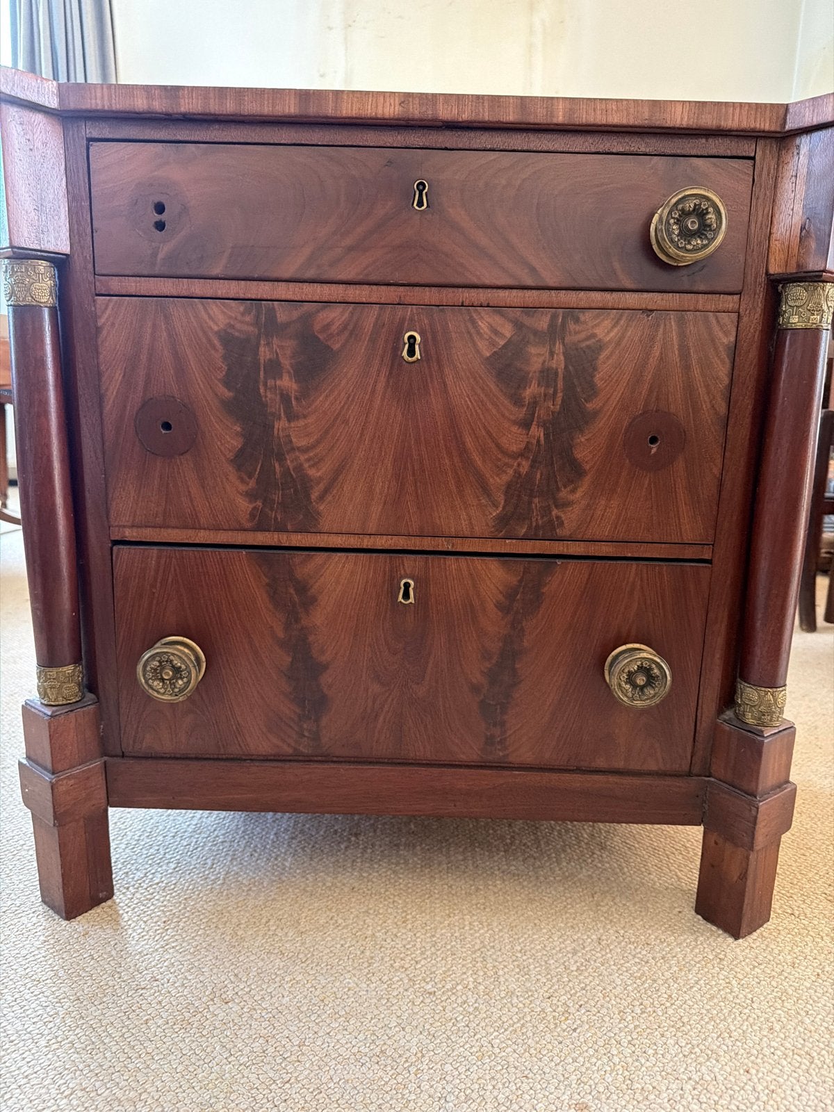 Antieke mahonie commode met bronzen beslag, Antiek en Kunst, Ophalen