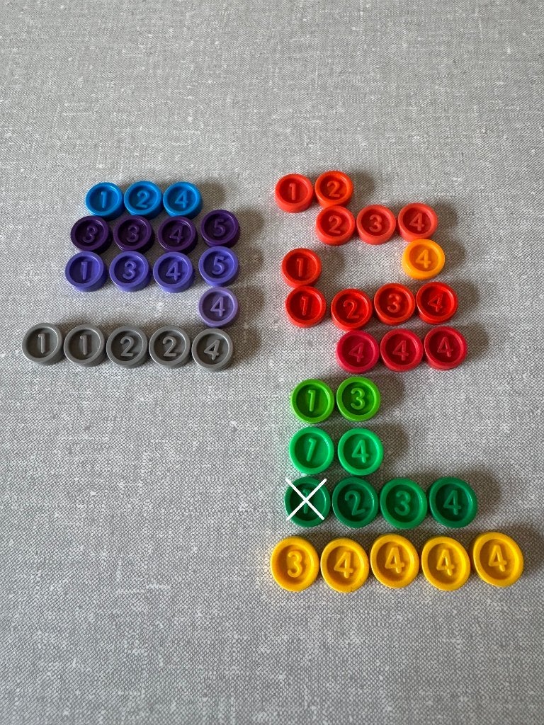 FICHES muntjes - schijfjes van het spel ONDERUIT onderdelen, Een of twee spelers, Ophalen of Verzenden, Zo goed als nieuw, MB Spellen