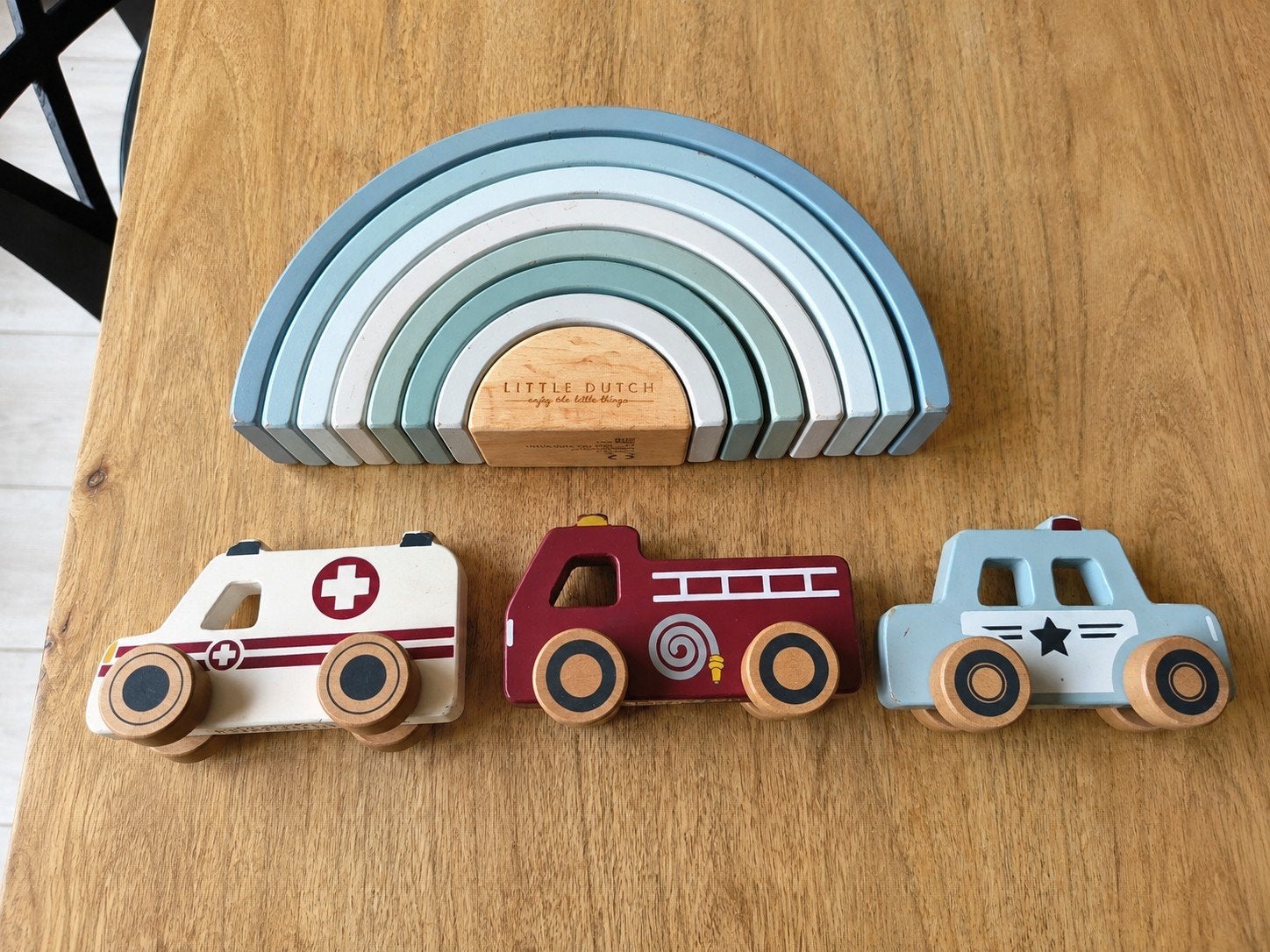 Little Dutch Houten Auto's en Regenboog Stapeltoren, Kinderen en Baby's, Ophalen, Gebruikt, Rij- of Hobbelspeelgoed