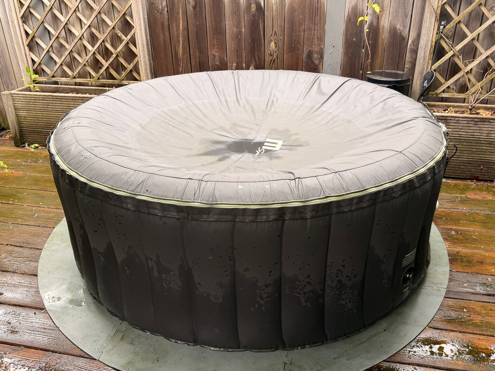 Opblaasbare jacuzzi met afdekzeil en grondzeil, Ophalen, Zo goed als nieuw, Afdekzeil, Opblaasbaar