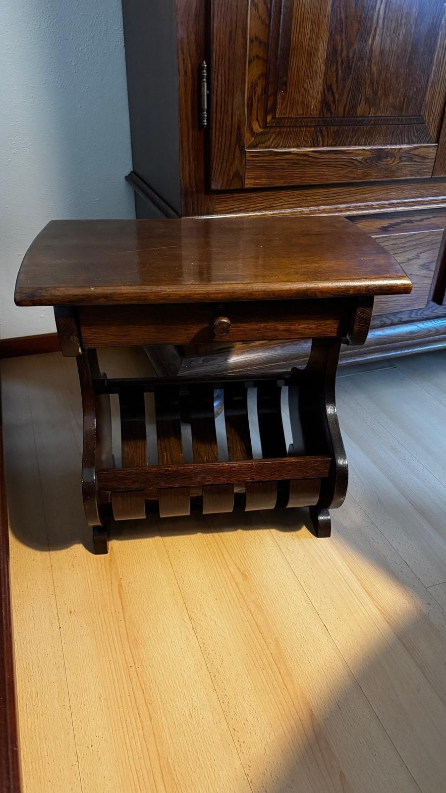 Antieke houten bijzettafel met lade en tijdschriftenrek, Ophalen