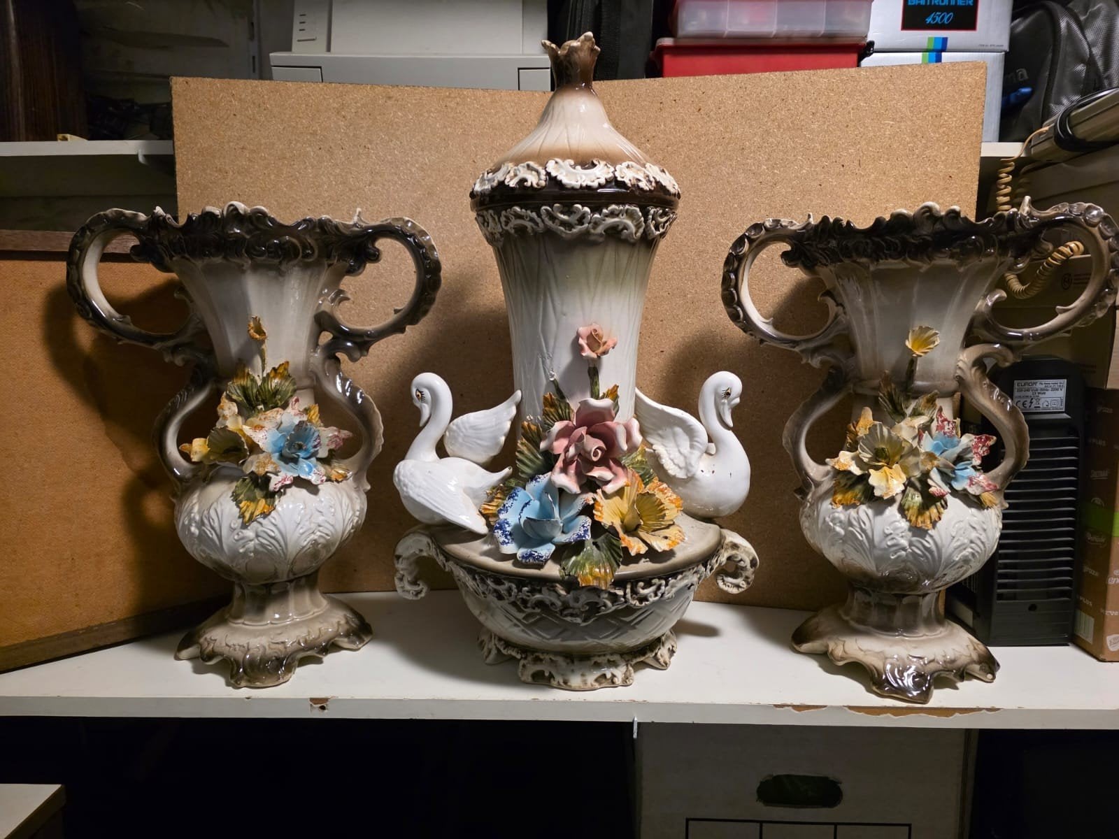 Decoratieve keramische vazen set met zwanen en bloemen, Antiek en Kunst, Ophalen