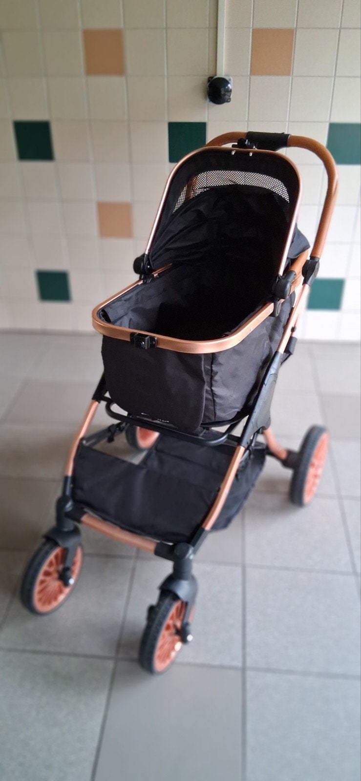 Hondenbuggy nog nieuw zeer wendbaar inklapbaar., Dieren en Toebehoren, Ophalen, Zo goed als nieuw
