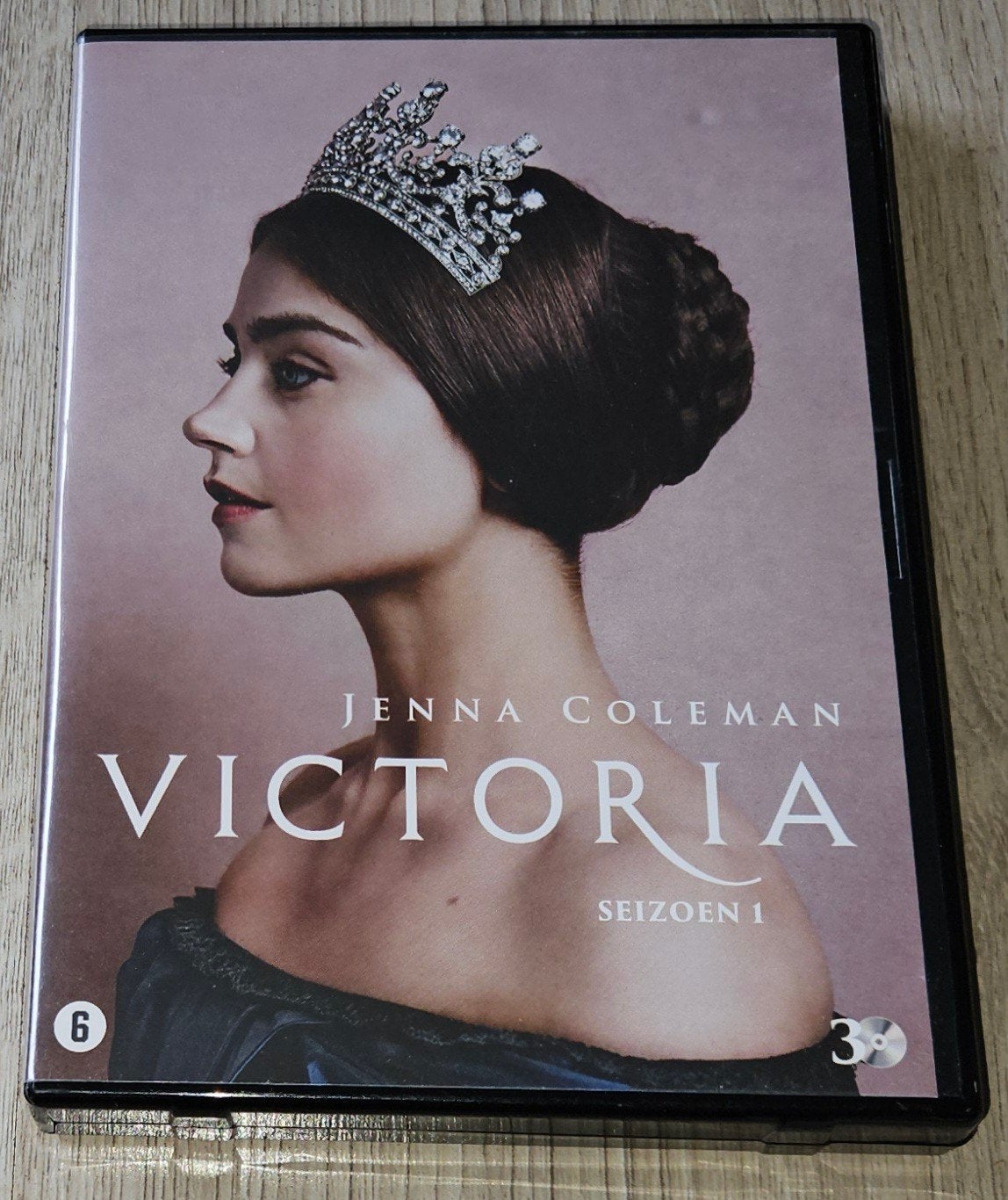 Victoria - Seizoen 1 - 3DVD Box - Historisch Drama, Vanaf 6 jaar, Ophalen of Verzenden, Zo goed als nieuw, Historisch of Kostuumdrama