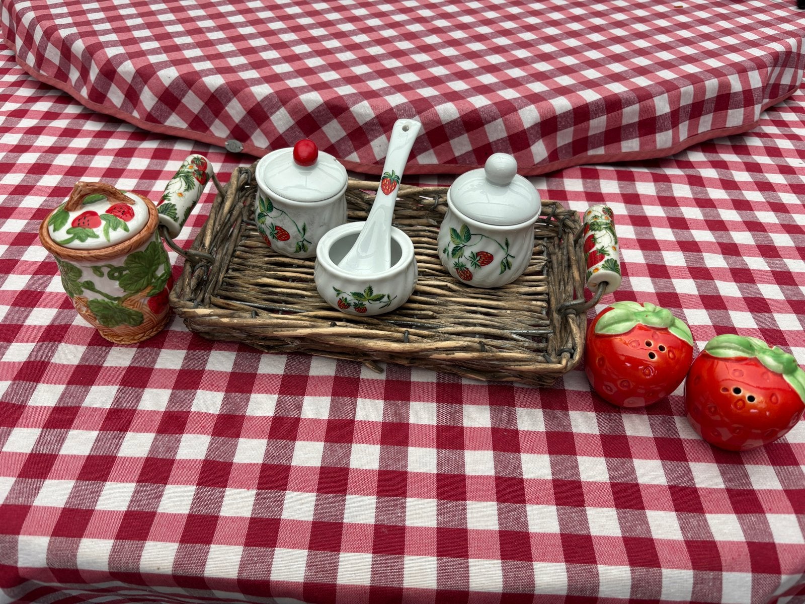Mini aardbeien servies en peper en zout stel, Gebruikt, Keramiek, Landelijk/Boerenbont, Ophalen of Verzenden