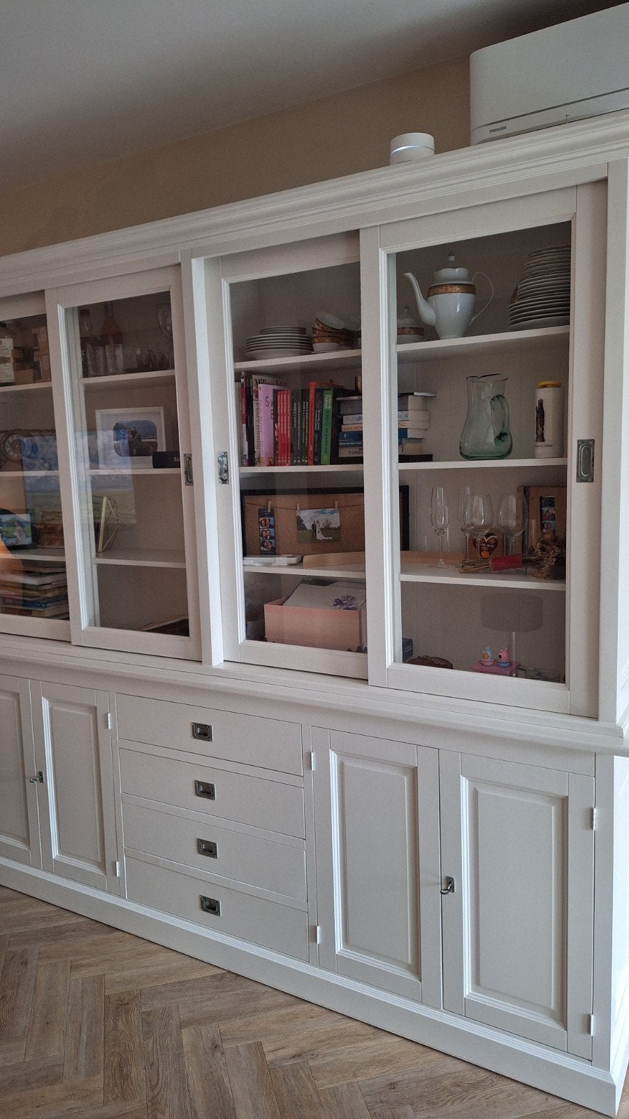 Witte buffetkast met glazen schuifdeuren en lades, Ophalen, 200 cm of meer, Met lade(s), Overige houtsoorten