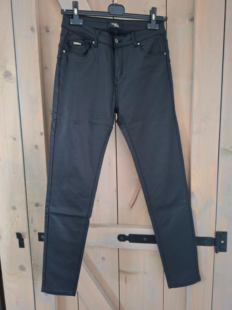 Lange zwarte metalic look broek, Maat 38/40 (M), Zwart, Ophalen of Verzenden, Zo goed als nieuw
