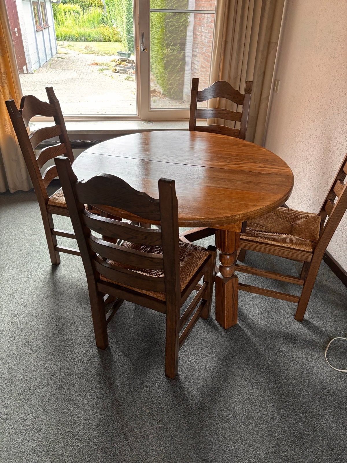 Ronde eettafel met 4 stoelen - massief eiken, Ophalen, Gebruikt, 100 tot 150 cm, Vier personen